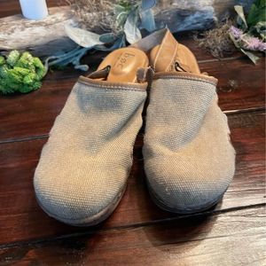 Women's Size 9 BOC clogs